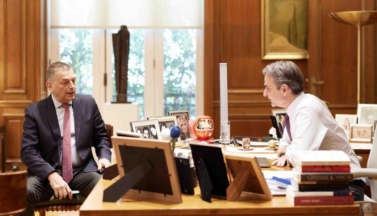 Συνάντηση-του-Πρωθυπουργού-με-τον-Πολιτικό-Διοικητή-του-Αγίου-Όρους-Αλκιβιάδη-Στεφανή