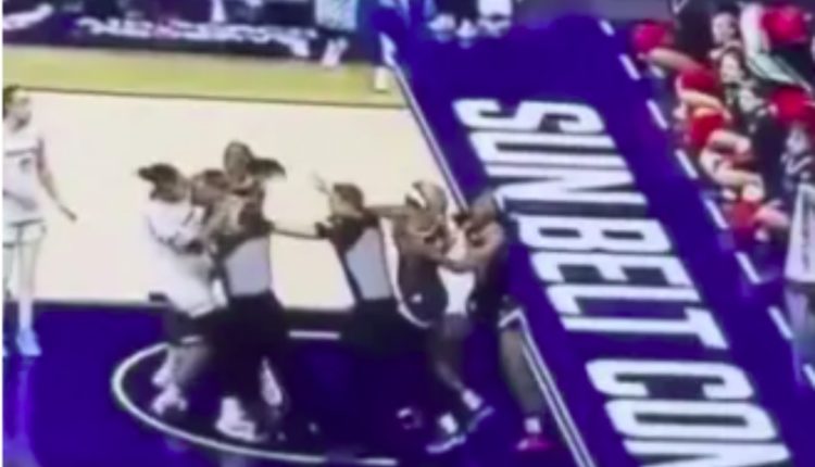 Μπάσκετ-Γυναικών:-Έπεσε-ξύλο-στις-ΗΠΑ,-νοκ-άουτ-βγήκε-η-διαιτητής,-αποβλήθηκαν-8-παίκτριες