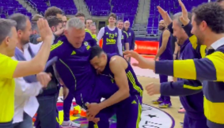 Φενέρμπαχτσε:-Φατούρο-των-παικτών-στον-Γιασικεβίτσιους-για-τα-50α-γενέθλια