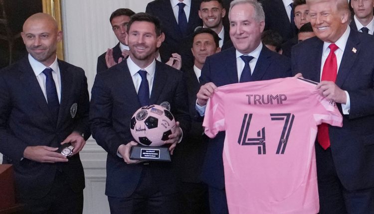 Ο-Τραμπ-υποδέχτηκε-τον-Μέσι-και-την-Ίντερ-Μαϊάμι-στον-Λευκό-Οίκο-–-Αναφορές-σε-άλλους-θρύλους-του-ποδοσφαίρου