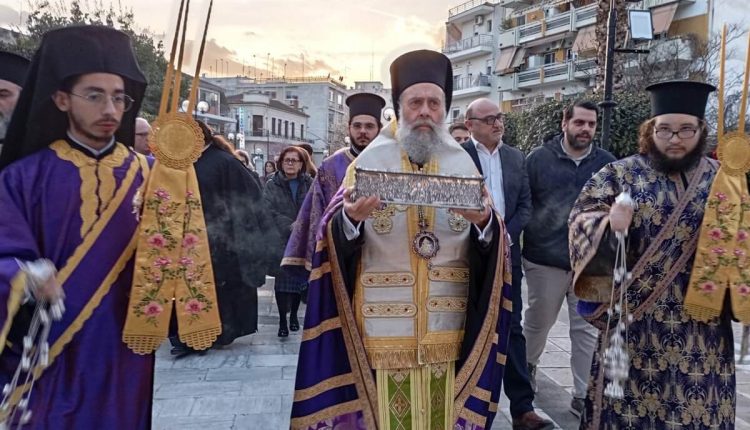 yποδοχή-της-θαυματουργού-δεξιάς-χειρός-του-Αγίου-Σπυρίδωνος-στην-Καρδίτσα