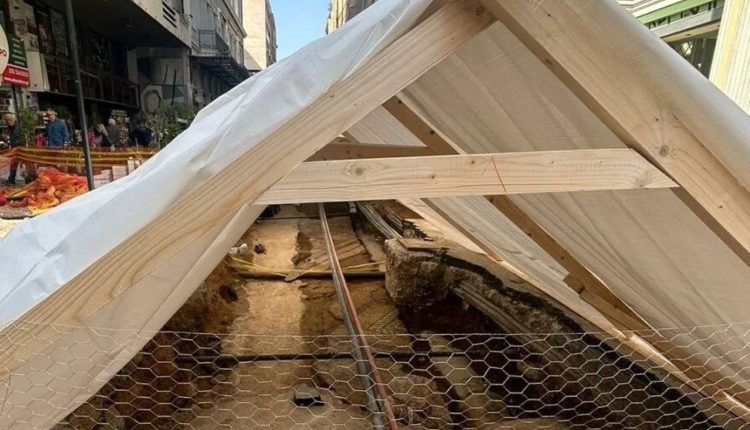 Αιώνες-ιστορίας-κάτω-από-την-άσφαλτο-–-Αποκαλύφθηκε-τυχαία-αρχαίο-ψηφιδωτό-στην-οδό-Ευρυπίδου,-στην-καρδιά-της-Αθήνας