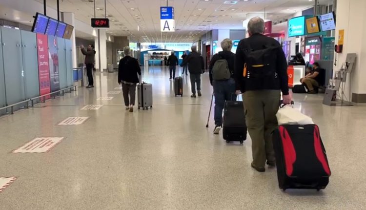 «Ακούγαμε-σειρήνες,-αεροπλάνα-και-εκρήξεις-μακρινές»-–-Ανακουφισμένοι-επιστρέφουν-οι-Έλληνες-από-τη-Μέση-Ανατολή