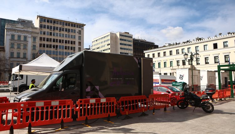 Πυρετώδεις-ετοιμασίες-στο-μέγαρο-του-δήμου-Αθηναίων-για-το-γύρισμα-του-Μπραντ-Πιτ