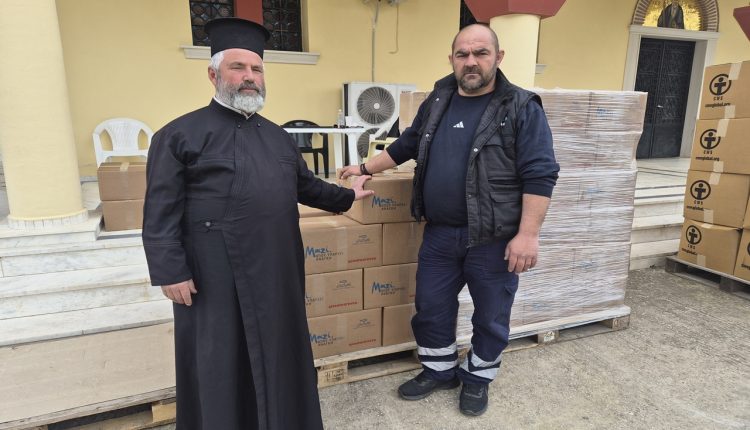 Διανομή-δεμάτων-και-τροφίμων-από-τη-Μητρόπολη-Μαρωνείας