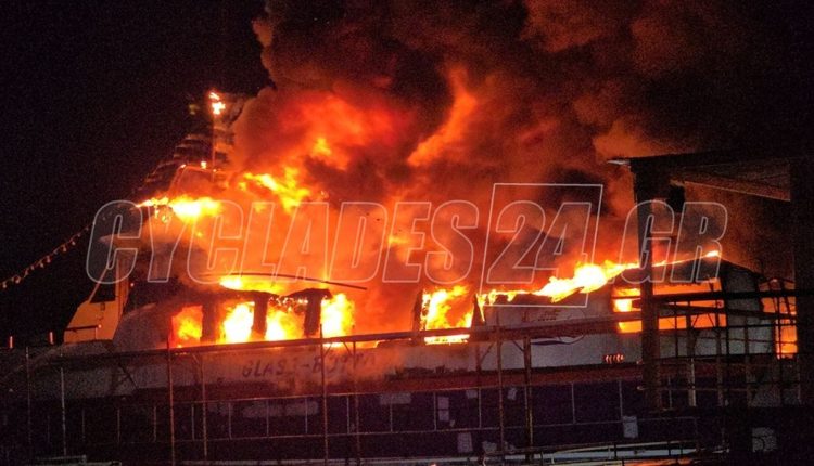 Φωτιά-σε-σκάφη-στη-χερσαία-ζώνη-του-λιμένα-Σύρου-–-Δείτε-βίντεο