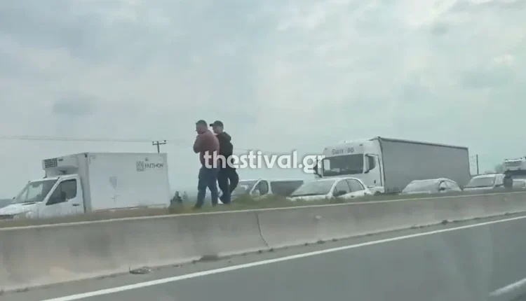 Φορτηγό-τυλίχθηκε-στις-φλόγες-στην-ΕΟ-Θεσσαλονίκης-–-Σερρών-και-προκάλεσε-κυκλοφοριακό-χάος