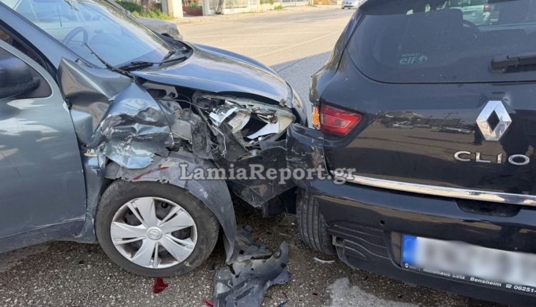 Λαμία:-Αυτοκίνητο-«καρφώθηκε»-πάνω-στο-παρκαρισμένο-–-«Θα-είχε-μπει-μέσα-στο-φαρμακείο-αν-δεν-ήταν-το-άλλο-όχημα»