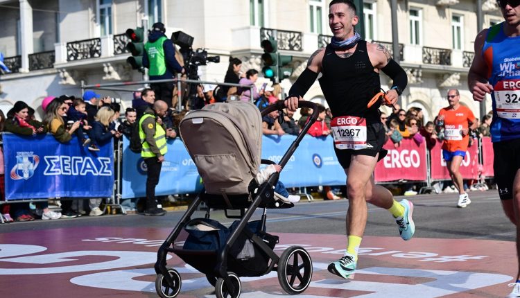 Γέμισε-δρομείς-το-κέντρο-της-Αθήνας-για-τον-Ημιμαραθώνιο-–-Μωρά…-σκυλιά-και-χιλιάδες-χαμόγελα-στη-γιορτή-του-αθλητισμού