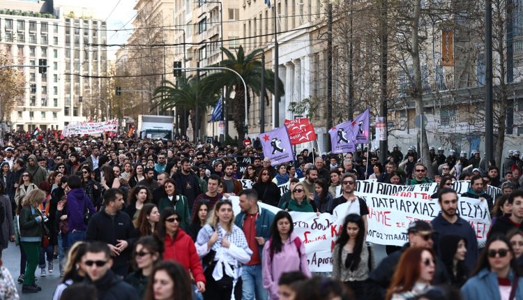 Μαζική-κινητοποίηση-για-την-Παγκόσμια-Ημέρα-της-Γυναίκας-–-Μηνύματα-κατά-της-έμφυλης-βίας-στην-πορεία-στο-κέντρο-της-Αθήνας