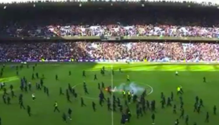 Χάος-στο-Ρέιντζερς-–-Σέλτικ:-Έκαναν…-ντου-στον-αγωνιστικό-χώρο-οι-οπαδοί
