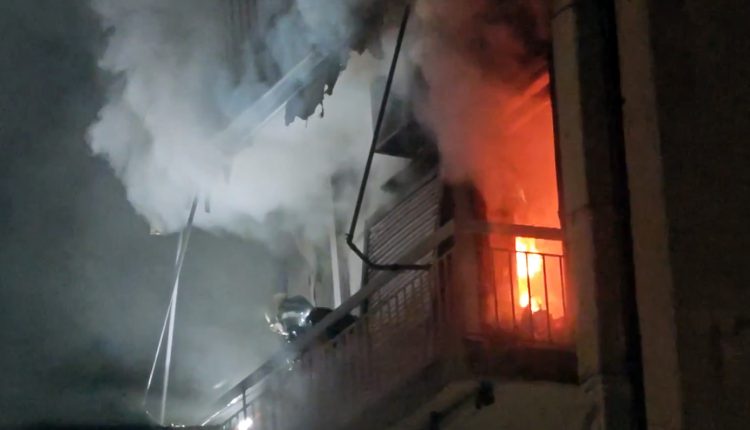 Νέες-εικόνες-από-τη-φωτιά-στον-Ταύρο:-Χωρίς-τις-αισθήσεις-του-ανασύρθηκε-ένας-άνδρας-–-Καταστράφηκε-το-διαμέρισμα