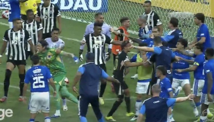 Πολύ-ξύλο-σε-αγώνα-της-Βραζιλίας-–-Ο-διαιτητής-απέβαλε-συνολικά-23-παίκτες