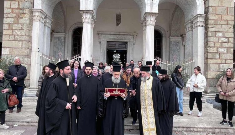Με-συγκίνηση-η-αναχώρηση-της-τιμίας-χειρός-του-Αγίου-Σπυρίδωνος-από-την-Καρδίτσα