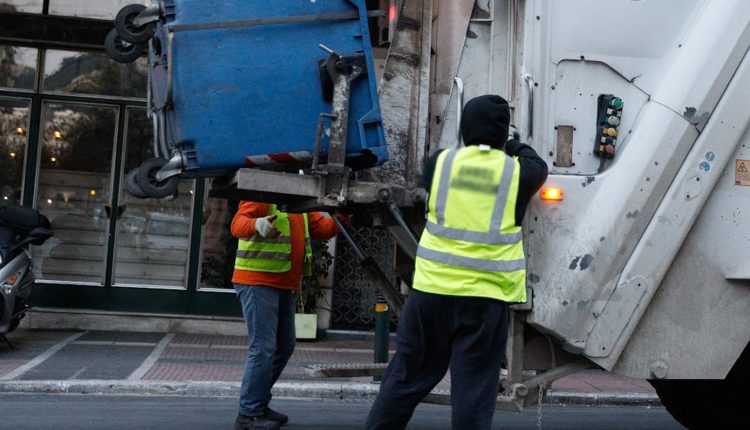 Υπάλληλος-της-υπηρεσίας-καθαριότητας-βρήκε-πορτοφόλι-στη-μέση-του-δρόμου-και-το-παρέδωσε-στις-Αρχές-–-«Μια-πράξη-γεμάτη-ήθος»