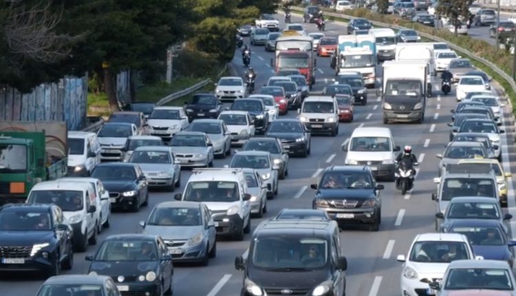 Πνιγμένη-στην-κίνηση-η-Αττική-σήμερα:-Σημαντικές-καθυστερήσεις-και-προβλήματα-σε-Κηφισό,-Μεσογείων-και-Κηφισίας