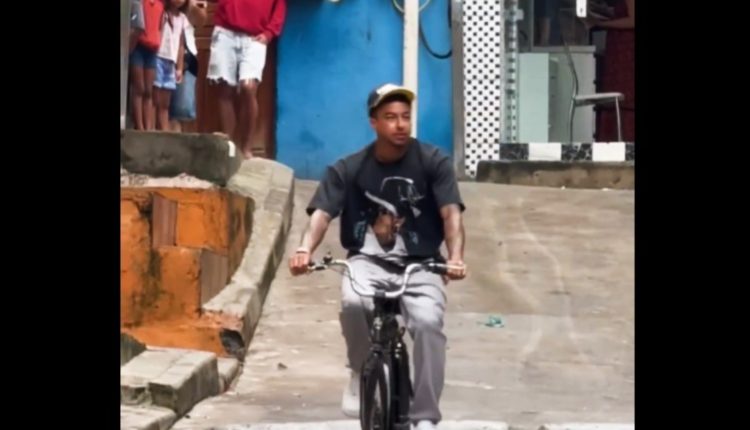 Λίνγκαρντ:-Έκανε-ποδήλατο-στην-πιο-μεγάλη-φαβέλα-του-Σάο-Πάολο