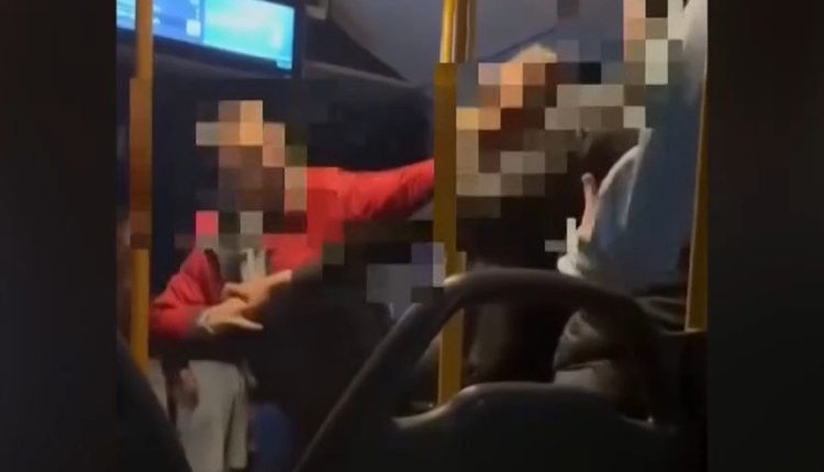 Άγρια-επίθεση-σε-νεαρή-κοπέλα-μέσα-σε-λεωφορείο-στη-Θεσσαλονίκη-–-Βίντεο-ντοκουμέντο