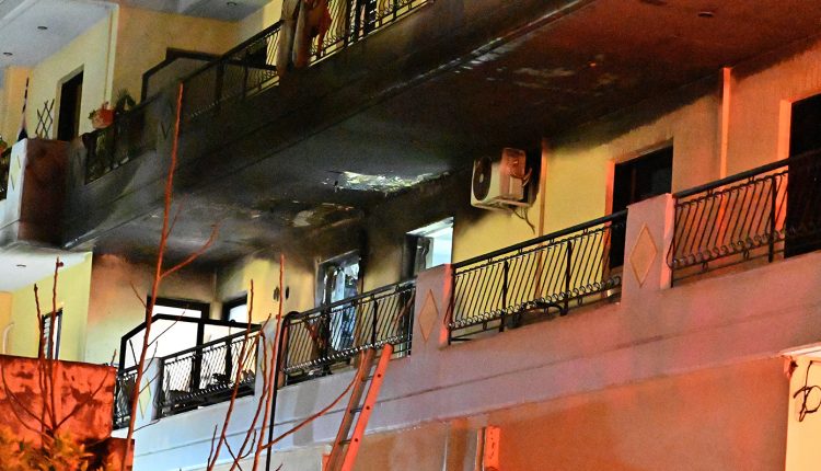 Μεγάλη-φωτιά-σε-διαμέρισμα-στο-Άργος-–-Στο-νοσοκομείο-μία-γυναίκα-με-την-ανήλικη-κόρη-της