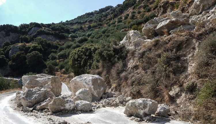 Πτώσεις-βράχων-και-ζημιές-σε-μοναστήρι-από-τον-σεισμό-στα-Άγραφα-–-Κλειστά-σχολεία-σε-Μουζάκι-και-Παλαμά