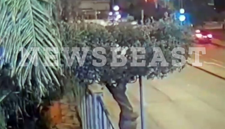 Η-στιγμή-του-θανατηφόρου-τροχαίου-στη-Βούλα-–-Ο-24χρονος-πέρασε-με-κόκκινο-και-έπεσε-πάνω-στην-58χρονη-οδηγό-ταξί