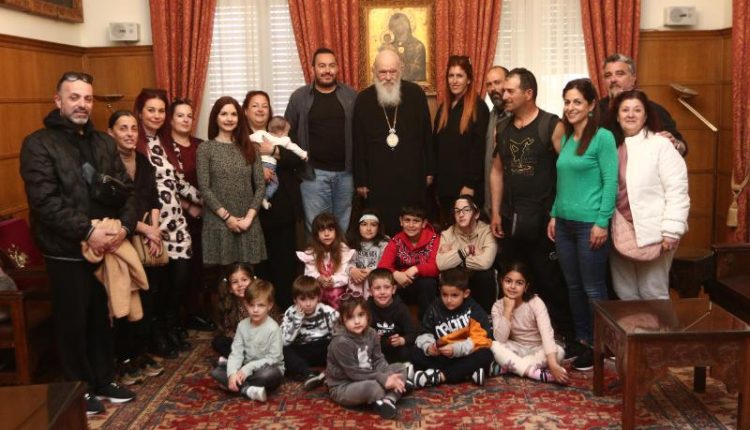 Μαθητές-από-το-Νικηφόρειο-Νηπιαγωγείο-Λειψών-στον-Αρχιεπίσκοπο-Ιερώνυμο