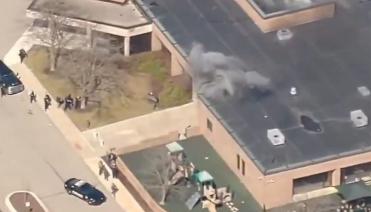 Ένοπλος-μπούκαρε-με-το-αυτοκίνητο-σε-συναγωγή-στο-Μίσιγκαν-και-άρχισε-να-πυροβολεί-–-Πυκνοί-καπνοί-στην-περιοχή