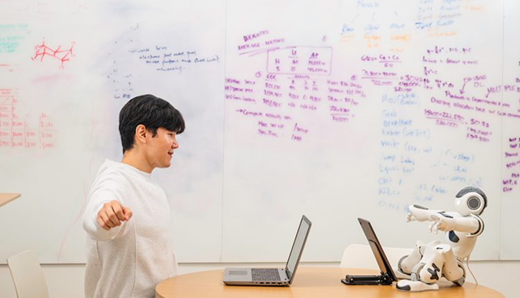 Ρομπότ-σύντροφοι-με-τεχνητή-νοημοσύνη-ενθαρρύνουν,-ακούν-και-βοηθούν-τους-ανθρώπους-να-πετύχουν-τους-στόχους-τους