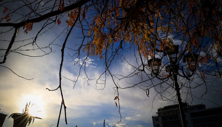 Καιρός:-Πού-θα-έχει-ηλιοφάνεια,-πού-αναμένονται-βροχές-και-πόσους-βαθμούς-Κελσίου-θα-δείξουν-τα-θερμόμετρα