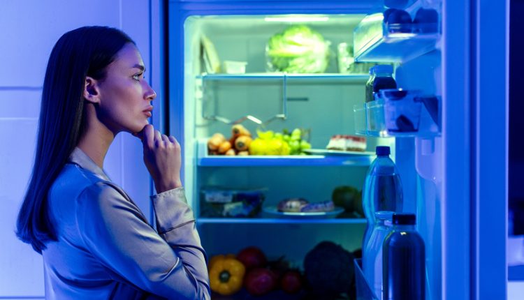 Υψηλή-χοληστερίνη:-Γιατί-δεν-πρέπει-να-τρώτε-αργά-το-βράδυ-και-5-ιδέες-για-σνακ-αν-δεν-μπορείτε-να-αντισταθείτε