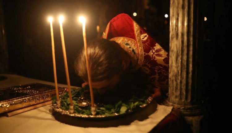 Κυριακή-της-Σταυροπροσκυνήσεως:-Η-Εκκλησία-προβάλλει-τον-Τίμιο-Σταυρό-και-καλεί-τους-νέους-στην-Ιερωσύνη