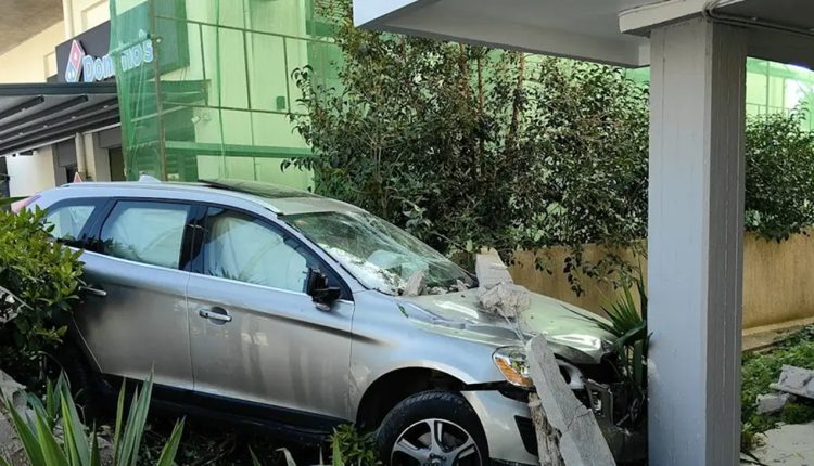 Σοκαριστικό-τροχαίο-στο-Ναύπλιο:-Αυτοκίνητο-«καρφώθηκε»-σε-πυλωτή-πολυκατοικίας-–-Δείτε-βίντεο