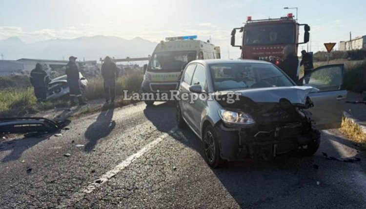 Λαμία:-Μετωπική-σύγκρουση-με-τρεις-τραυματίες-–-Ο-ένας-οδηγός-εκτινάχθηκε-στα-χωράφια