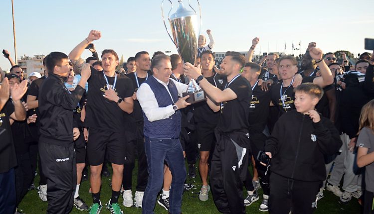 super-league-2:-Η-απονομή-του-τροπαίου-στην-Καλαμάτα-που-επιστρέφει-στη-μεγάλη-κατηγορία