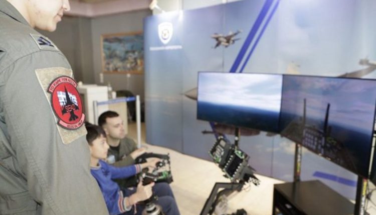 Προσομοιωτές-αεροσκαφών-f-16-και-f-35-και-vr-στη-Λαμία-–-Παιδιά-συνομίλησαν-με-τους-χειριστές-των-μαχητικών