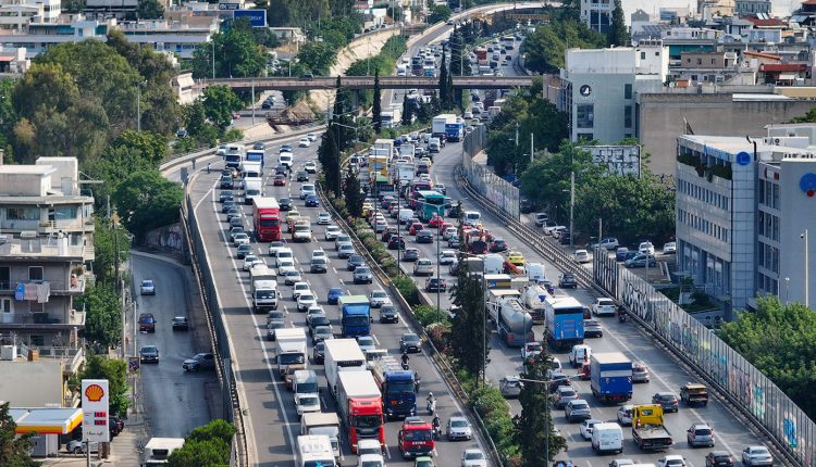 Κίνηση-τώρα:-Χάος-στον-Κηφισό,-μποτιλιάρισμα-στο-κέντρο-της-Αθήνας-και-καθυστερήσεις-μέχρι-και-25-λεπτά-στην-Αττική-Οδό
