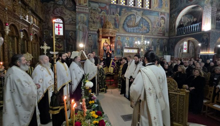 Πλήθος-πιστών-στον-Δ΄-Κατανυκτικό-Εσπερινό-της-Ιεράς-Μητροπόλεως-Φλωρίνης,-Πρεσπών-και-Εορδαίας