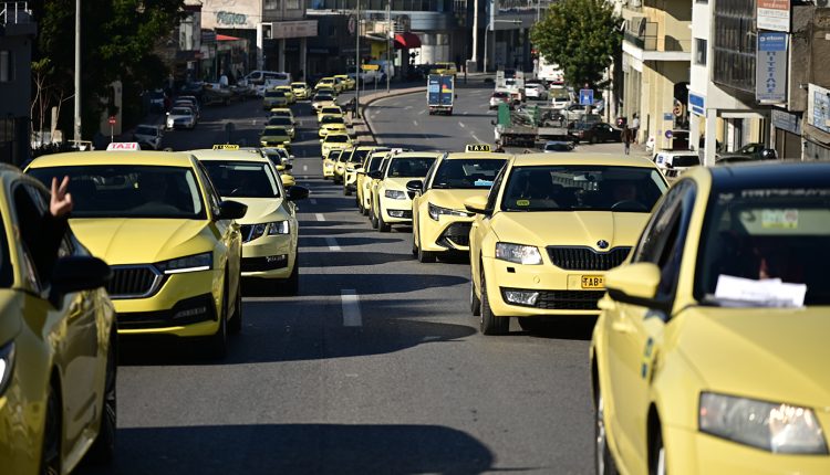 Απεργία-διαρκείας-από-αύριο-ξεκινούν-οι-οδηγοί-ταξί