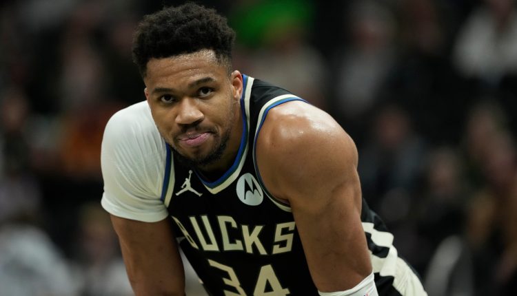 Γιάννης-Αντετοκούνμπο-για-τον-τραυματισμό-του:-«Θα-μπορούσα-να-τελειώσω-το-ματς-αλλά-το-επιτελείο-έκρινε-ότι-δεν-θα-ήταν-έξυπνο»