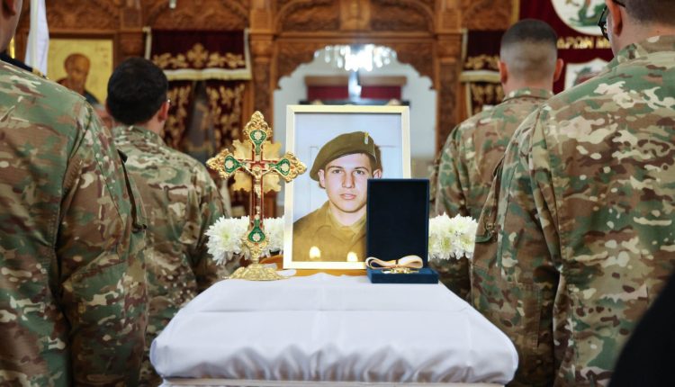 Η-Κύπρος-ακόμα-κηδεύει-τα-παιδιά-της:-Ανάπαυση-για-τον-στρατιώτη-Νίκο-Βιολάρη-52-χρόνια-μετά-την-τουρκική-εισβολή