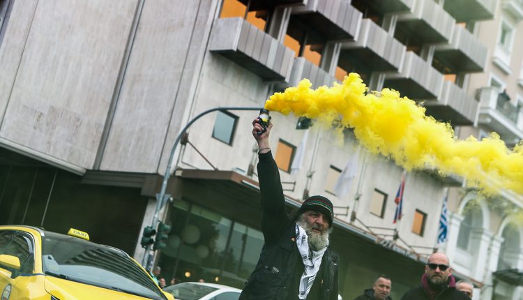 Με-καπνογόνα-οι-οδηγοί-ταξί-έξω-από-τη-Βουλή-–-Τους-έκοψαν-το-δρόμο-για-το-Μαξίμου-–-Δείτε-βίντεο