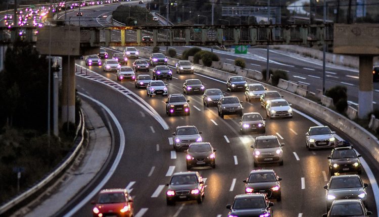 Τροχαίο-στην-Εθνική-Οδό-Αθηνών-–-Λαμίας:-Φορτηγό-ανατράπηκε-στα-Οινόφυτα-στο-ρεύμα-προς-Αθήνα-–-Μεγάλες-ουρές
