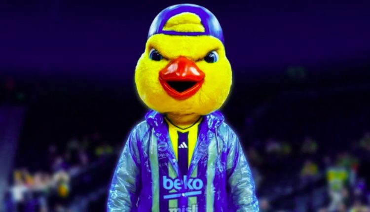 Ολυμπιακός-–-Φενέρμπαχτσε:-Φόρεσε…-αδιάβροχο-η-μασκότ-των-Τούρκων