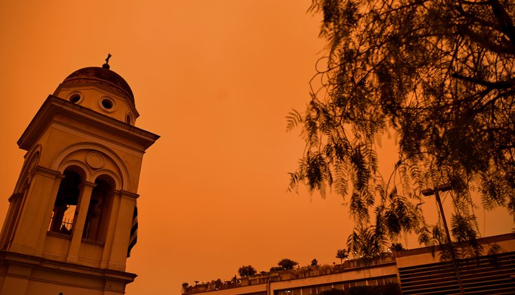 Αφρικανική-σκόνη,-βροχή-και…-λάσπη:-Το-κοκτέιλ-που-σκεπάζει-τη-χώρα