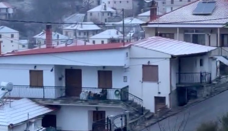 Στα-λευκά-η-ορεινή-Ελασσόνα:-Χειμωνιάτικο-ξύπνημα-με-χιόνια-και-τσουχτερό-κρύο