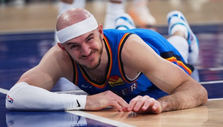 Με…-παπούτσι-για-τάπα!-Ο-Καρούζο-έγινε-viral-σε-μια-από-τις-πιο-αλλόκοτες-φάσεις-της-σεζόν