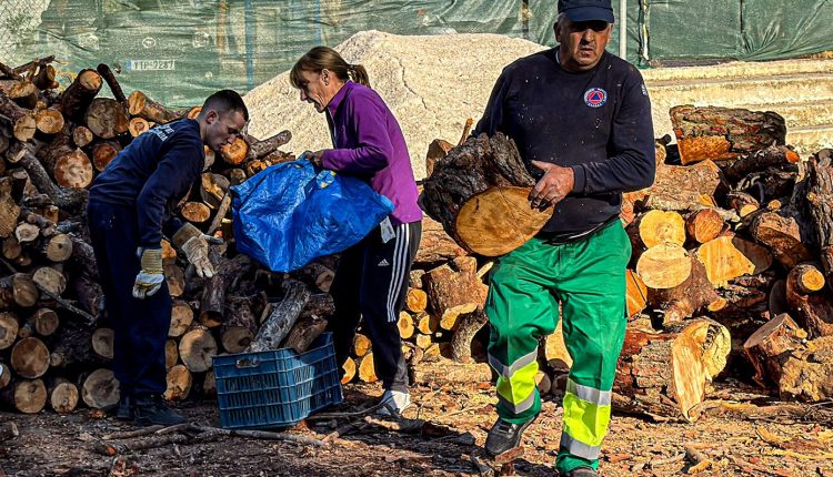 Ο-δήμος-Αγίας-Παρασκευής-μοιράζει-δωρεάν-καυσόξυλα-ενόψει-της-νέας-κακοκαιρίας