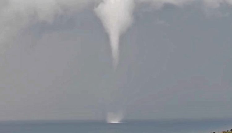 Υδροστρόβιλος-έκανε-την-εμφάνισή-του-στο-Ρέθυμνο-–-Δείτε-το-βίντεο