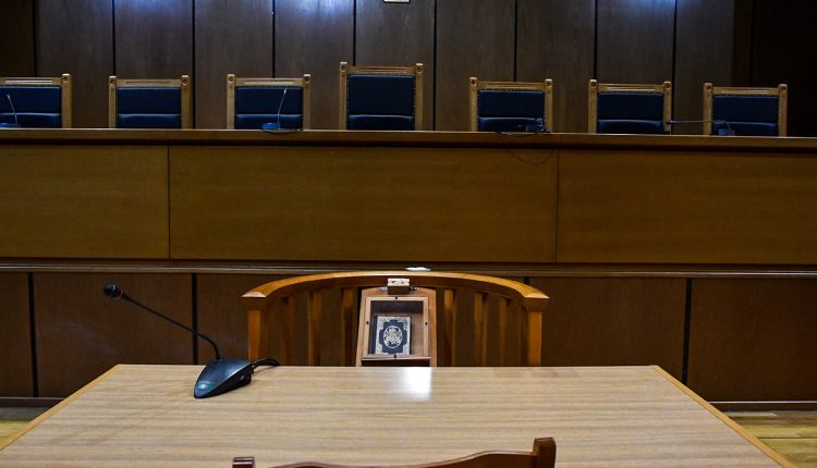 «Άλλες-γυναίκες-γεννάνε-κι-έρχονται»:-Δικαστίνα-απέρριψε-αίτημα-αναβολής-σε-λεχώνα-δικηγόρο-με-βρέφος-στην-εντατική