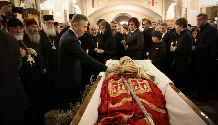 Σε-λαϊκό-προσκύνημα-το-σκήνωμα-του-μακαριστού-Πατριάρχη-Γεωργίας-Ηλία